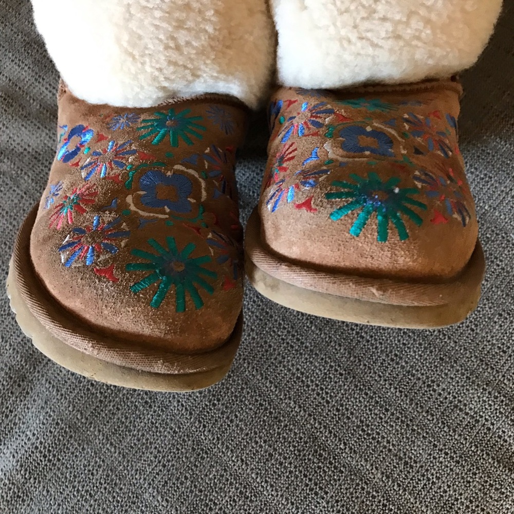 Embroidered UGG’s - Picture 5 of 7